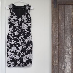 2/$25 White House Black Market "Instantly Slimming" Floral dress size 4